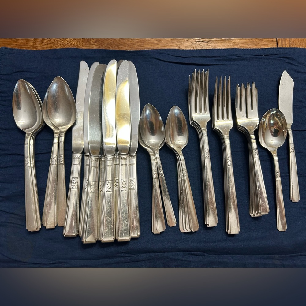 Elegant Oneida Capri pre 1935 Silver Plate Silverware Cutlery Set for 8